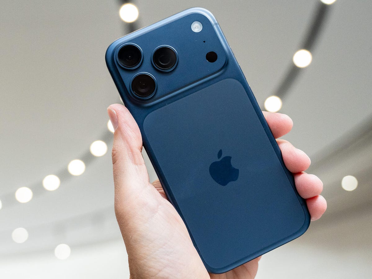 Apple iPhone 17 Pro (back + triple camera)